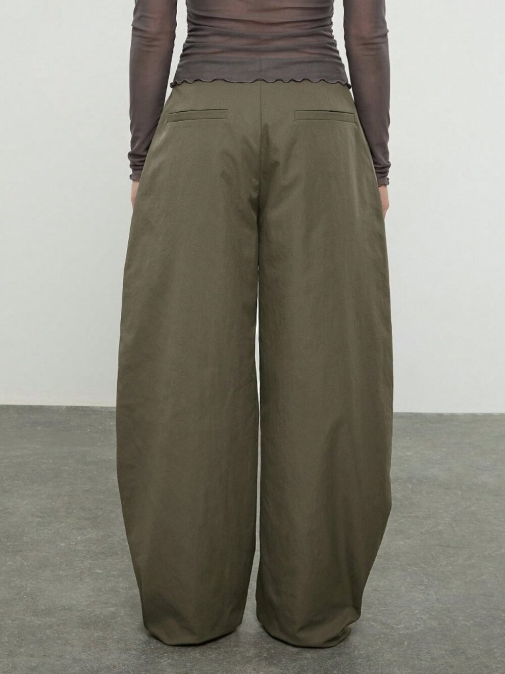 Green Casual Women's Mid Balloon Pleated Nylon Trousers - Picture 2 of 5